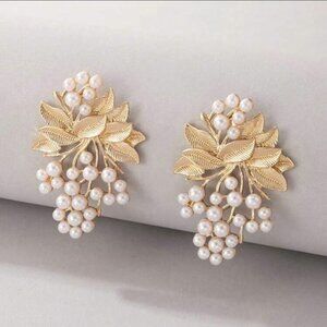 Classic Versatile Fashion Metal Earrings with Pearl for women
